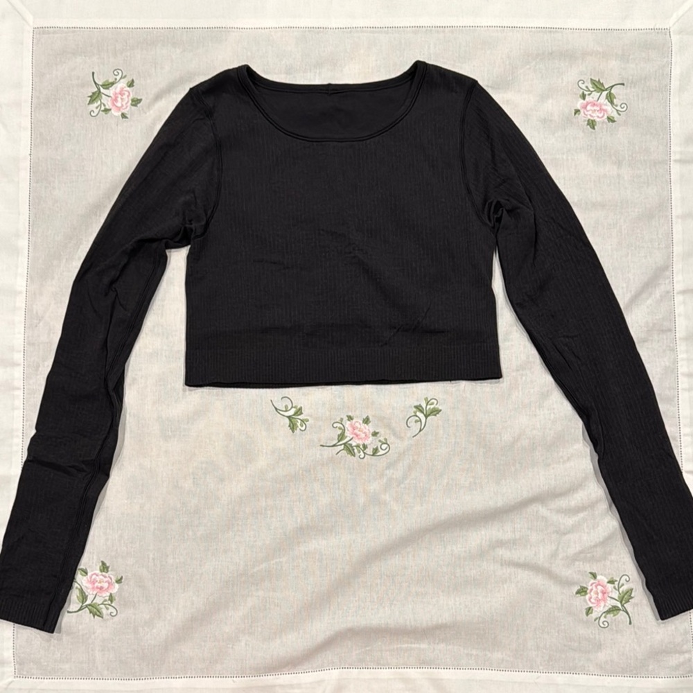 Black Lululemon Long Sleeve Crop Top size Small